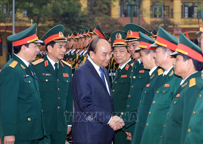 Trong ảnh: Thủ tướng Nguyễn Xuân Phúc với các cán bộ, sỹ quan chỉ huy Bộ Tư lệnh Binh chủng Tăng Thiết giáp. Ảnh: Thống Nhất – TTXVN