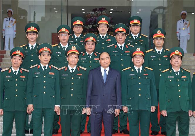 Trong ảnh: Thủ tướng Nguyễn Xuân Phúc với các cán bộ, sỹ quan chỉ huy Bộ Tư lệnh Binh chủng Tăng Thiết giáp. Ảnh: Thống Nhất – TTXVN