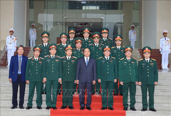 Trong ảnh: Thủ tướng Nguyễn Xuân Phúc với các cán bộ, sỹ quan chỉ huy Bộ Tư lệnh Binh chủng Tăng Thiết giáp. Ảnh: Thống Nhất – TTXVN