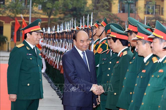 Trong ảnh: Thủ tướng Nguyễn Xuân Phúc với lãnh đạo Bộ Quốc phòng và các cán bộ, sỹ quan chỉ huy Bộ Tư lệnh Binh chủng Tăng Thiết giáp. Ảnh: Thống Nhất – TTXVN