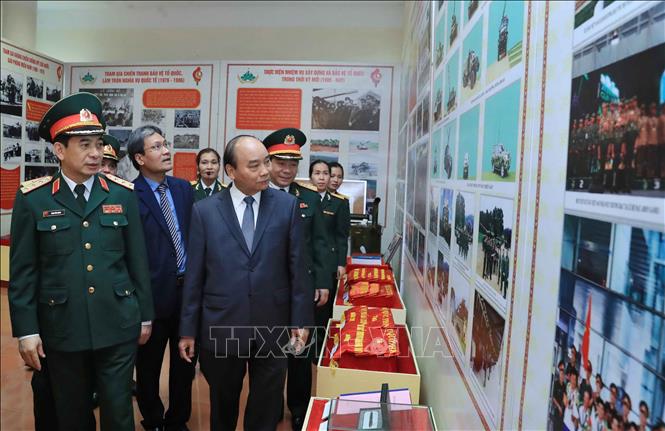 Trong ảnh: Thủ tướng Nguyễn Xuân Phúc thăm Phòng truyền thống của Binh chủng Tăng Thiết giáp. Ảnh: Thống Nhất – TTXVN