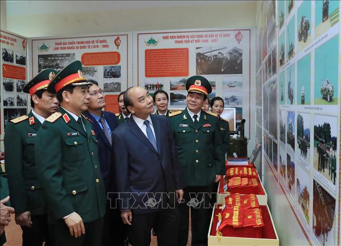 Trong ảnh: Thủ tướng Nguyễn Xuân Phúc thăm Phòng truyền thống của Binh chủng Tăng Thiết giáp. Ảnh: Thống Nhất – TTXVN