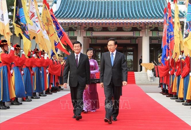 Trong ảnh: Tổng thống Lee Myung Bak đón Chủ tịch nước Trương Tấn Sang và Phu nhân tại Phủ Tổng thống Hàn Quốc ở Thủ đô Seoul. Ảnh: Nguyễn Khang - TTXVN