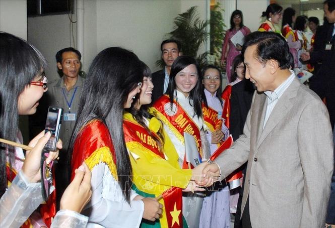 Trong ảnh: Tổng thống Hàn Quốc Lee Myung-Bak thăm và nói chuyện với sinh viên trường Đại học Quốc gia Hà Nội trong chuyến thăm chính thức Việt Nam, ngày 20/10/2009. Ảnh: Nhan Sáng - TTXVN