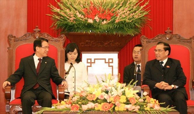 Trong ảnh: Tổng Bí thư Nông Đức Mạnh tiếp Chủ tịch Quốc hội Hàn Quốc Kim Hyong-o thăm chính thức Việt Nam, ngày 16/11/2009, tại Hà Nội. Ảnh: Xuân Tuân-TTXVN