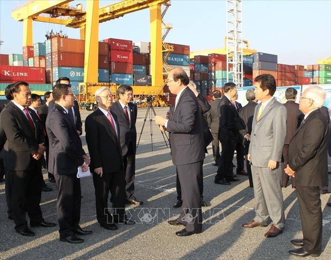 Trong ảnh: Tổng Bí thư Nguyễn Phú Trọng thăm Cảng Busan, ngày 3/10/2014. Ảnh: Trí Dũng – TTXVN