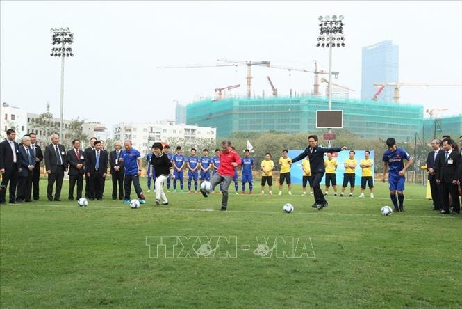 Trong ảnh: Tổng thống Hàn Quốc Moon Jae-in (giữa, áo đỏ) và Phu nhân tham gia đá bóng trong buổi giao lưu với các tuyển thủ U23 tại Hà Nội, ngày 22/3/2018, trong chuyến thăm cấp Nhà nước tới Việt Nam. Ảnh: Quốc Khánh – TTXVN