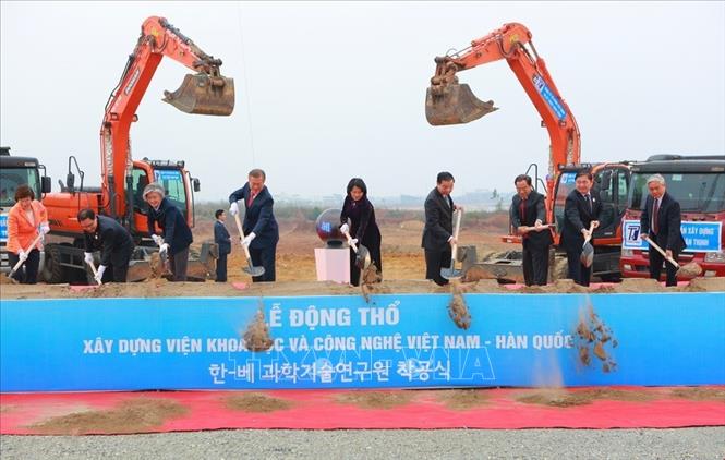 Trong ảnh: Tổng thống Hàn Quốc Moon Jae-in và Phó Chủ tịch nước Đặng Thị Ngọc Thịnh tham gia động thổ xây dựng Viện Khoa học và Công nghệ Việt Nam-Hàn Quốc, chiều 22/3/2018, tại Hà Nội. Ảnh: Dương Giang - TTXVN