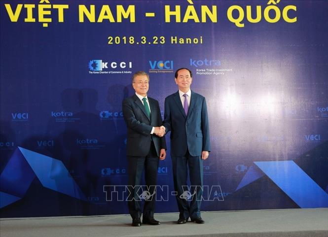 Trong ảnh: Chủ tịch nước Trần Đại Quang và Tổng thống Hàn Quốc Moon Jae-in chụp ảnh chung tại Diễn đàn Doanh nghiệp Việt Nam – Hàn Quốc, chiều 23/3/2018, tại Hà Nội. Ảnh: Dương Giang - TTXVN