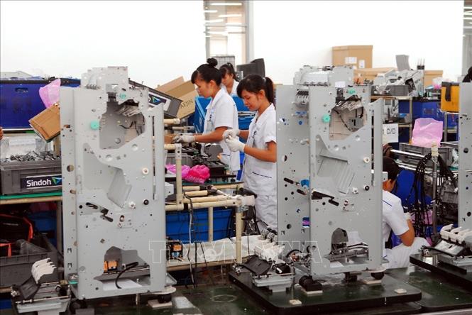 Hàn Quốc coi Việt Nam là một trong những đối tác quan trọng. Mối quan hệ hai nước đã và đang tiếp tục phát triển mạnh mẽ lên tầm cao mới khi hai bên đang nỗ lực đạt mục tiêu 100 tỷ USD kim ngạch thương mại song phương vào năm 2020. Trong ảnh: Dây chuyền sản xuất máy fax, photo, in laser tại Công ty TNHH Sindoh Vina, 100% vốn đầu tư của Hàn Quốc, tại Khu công nghiệp Khai Quang (Vĩnh Phúc). Ảnh: Danh Lam – TTXVN