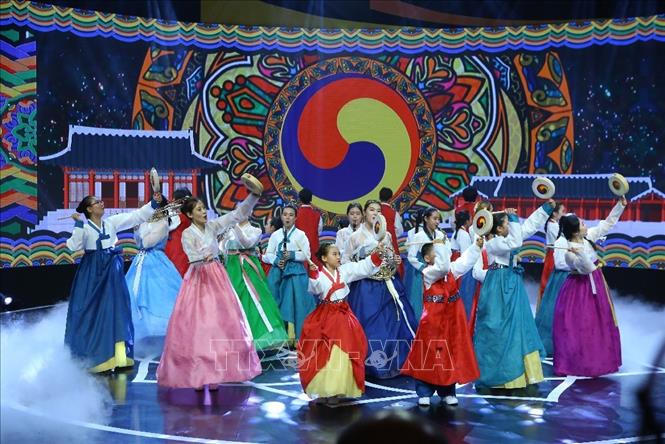 Trong ảnh: Tiết mục biểu diễn của thiếu nhi Hàn Quốc trong Liên hoan thiếu nhi ASEAN + 2017 tại Hà Nội, ngày 1/6/2017. Ảnh: Minh Quyết – TTXVN