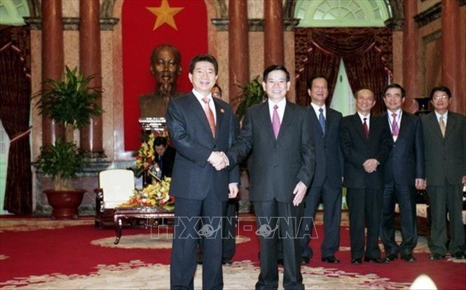 Trong ảnh: Chủ tịch nước Nguyễn Minh Triết đón Tổng thống Hàn Quốc Roh Moo-hyun thăm chính thức Việt Nam, ngày 17/11/2006, tại Hà Nội. Ảnh: Nguyễn Khang-TTXVN
