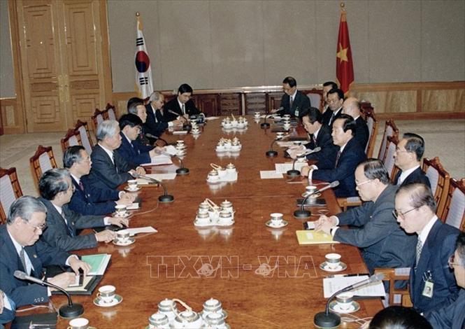 Trong ảnh: Tổng Bí thư Đỗ Mười  hội đàm với Tổng thống Hàn Quốc Kim Young-sam trong chuyến thăm chính thức Hàn Quốc từ ngày 11 - 17/4/1995. Ảnh: Xuân Lâm - TTXVN