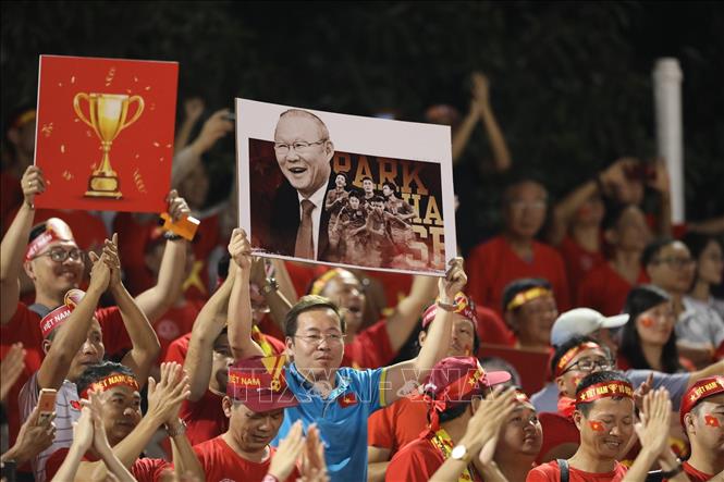 Với tài năng và sự tâm huyết, HLV người Hàn Quốc Park Hang-seo đã liên tiếp giúp bóng đá Việt Nam gặt hái được những thành tích mang tính lịch sử, qua đó góp phần giúp mối quan hệ hữu nghị giữa nhân dân Việt Nam và nhân dân Hàn Quốc ngày càng được thắt chặt. Ảnh: TTXVN