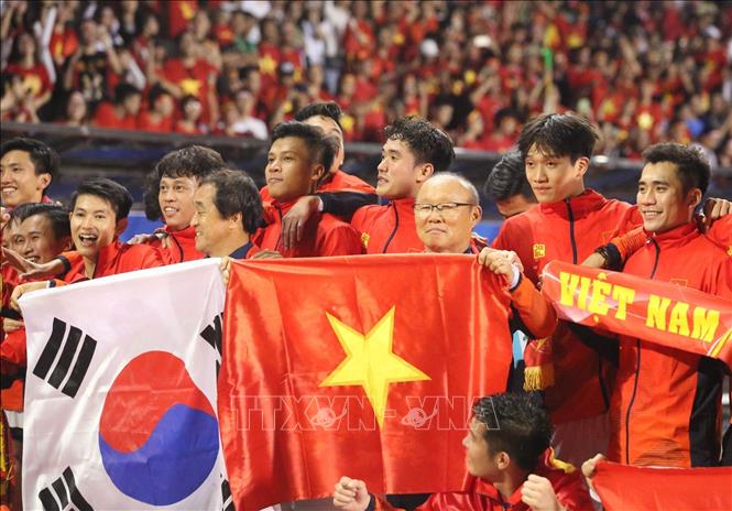 Với tài năng và sự tâm huyết, HLV người Hàn Quốc Park Hang-seo đã liên tiếp giúp bóng đá Việt Nam gặt hái được những thành tích mang tính lịch sử, qua đó góp phần giúp mối quan hệ hữu nghị giữa nhân dân Việt Nam và nhân dân Hàn Quốc ngày càng được thắt chặt. Ảnh: TTXVN