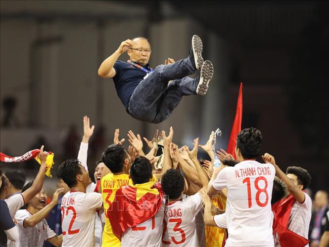 Với tài năng và sự tâm huyết, HLV người Hàn Quốc Park Hang-seo đã liên tiếp giúp bóng đá Việt Nam gặt hái được những thành tích mang tính lịch sử, qua đó góp phần giúp mối quan hệ hữu nghị giữa nhân dân Việt Nam và nhân dân Hàn Quốc ngày càng được thắt chặt. Ảnh: TTXVN