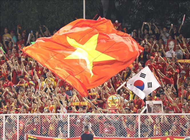 Với tài năng và sự tâm huyết, HLV người Hàn Quốc Park Hang-seo đã liên tiếp giúp bóng đá Việt Nam gặt hái được những thành tích mang tính lịch sử, qua đó góp phần giúp mối quan hệ hữu nghị giữa nhân dân Việt Nam và nhân dân Hàn Quốc ngày càng được thắt chặt. Ảnh: TTXVN