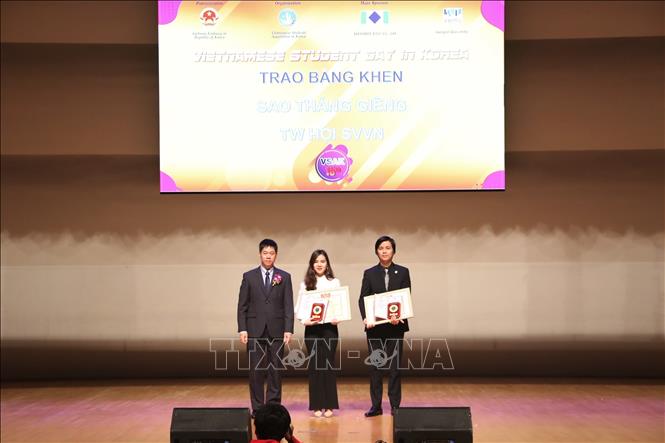 Trong ảnh: Ngày 27/10/2019, Bí thư thứ nhất Đại sứ quán Việt Nam tại Hàn Quốc, ông Nguyễn Quốc Thành trao giải Sao tháng Giêng cho sinh viên Việt Nam đang học tập và sinh sống tại Hàn Quốc nhân “Ngày hội sinh viên Việt Nam tại Hàn Quốc lần thứ 15” tại trường đại học Soongsil ở thủ đô Seoul của Hàn Quốc. Ảnh: Hữu Tuyên - P/v TTXVN tại Hàn Quốc
