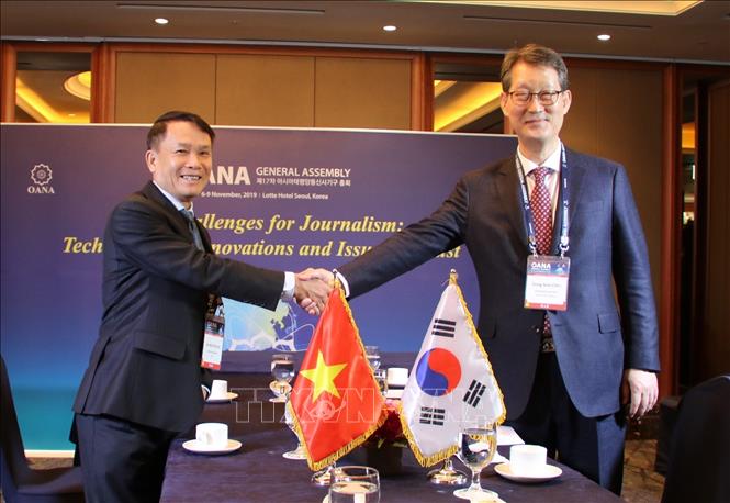 Trong ảnh: Trong khuôn khổ Kỳ họp Đại Hội đồng lần thứ 17 Tổ chức các hãng thông tấn châu Á-Thái Bình Dương (OANA), ngày 8/11/2019, tại Thủ đô Seoul (Hàn Quốc), Tổng giám đốc TTXVN Nguyễn Đức Lợi (trái) gặp và làm việc với Chủ tịch kiêm Tổng Giám đốc Hãng thông tấn Yonhap của Hàn Quốc, ông Cho Sung-boo. Ảnh: Mạnh Hùng - P/v TTXVN tại Hàn Quốc
 
