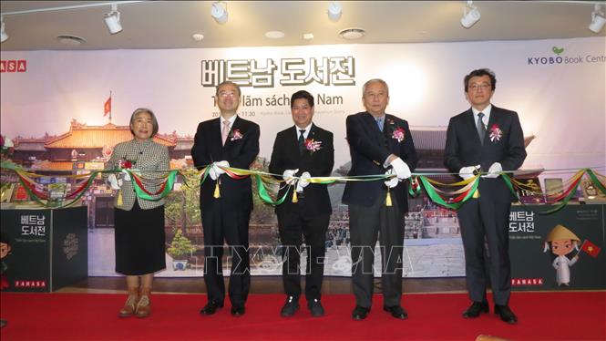 Đại sứ Việt Nam tại Hàn Quốc Nguyễn Vũ Tú (thứ hai bên phải) cùng các đại biểu cắt băng khai trương gian sách Việt Nam đầu tiên tại Hàn Quốc, ngày 21/11/2019. Ảnh: Hữu Tuyên, Pv TTXVN tại Hàn Quốc
