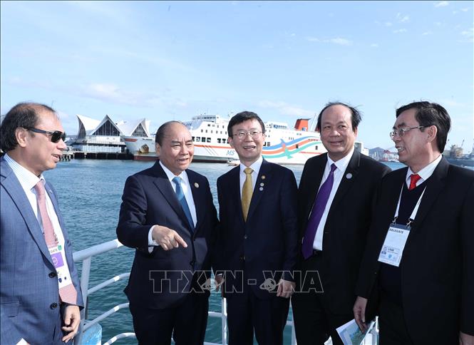 Trong ảnh: Trong chương trình tham dự Hội nghị Cấp cao kỷ niệm 30 năm Quan hệ đối thoại ASEAN – Hàn Quốc, Hội nghị Cấp cao Mekong - Hàn Quốc lần thứ nhất và thăm chính thức Hàn Quốc, sáng 25/11/2019, Thủ tướng Nguyễn Xuân Phúc cùng các thành viên trong Đoàn đại biểu cấp cao Chính phủ Việt Nam đi thăm Cảng quốc tế Busan (thành phố Busan). Ảnh: Thống Nhất – TTXVN