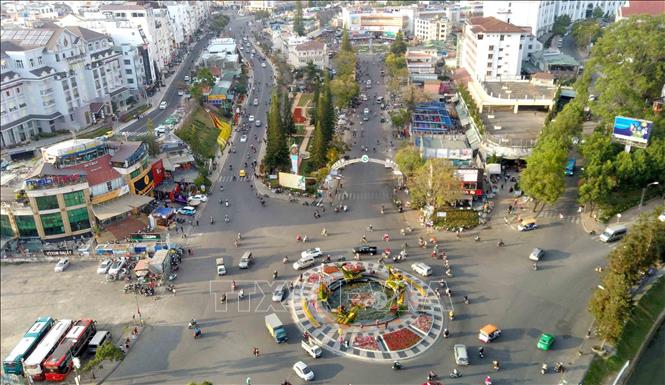 Trong ảnh: Nhiều địa điểm trên TP Đà Lạt trang trí hoa thu hút du khách. Ảnh: Nhật Anh - TTXVN