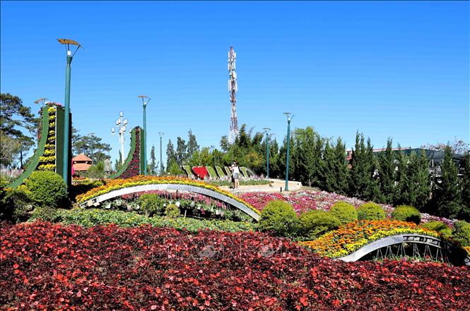 Trong ảnh: Các địa điểm công cộng được trang trí không gian hoa hấp dẫn du khách. Ảnh: Nhật Anh - TTXVN