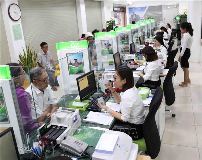 Trong ảnh: Người dân nộp thuế tại điểm thu Ngân hàng Vietcombank chi nhánh thành phố Cần Thơ. Ảnh: Vũ Sinh - TTXVN