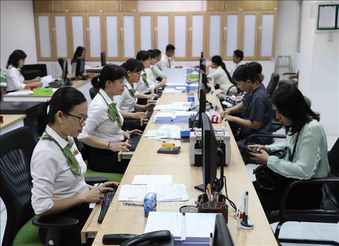 Trong ảnh: Người dân nộp tiền vào ngân sách nhà nước tại Ngân hàng Vietcombank chi nhánh thành phố Cần Thơ. Ảnh: Phạm Hậu - TTXVN