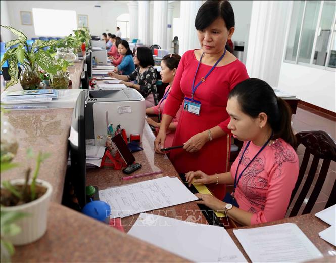 Trong ảnh: Hoạt động nghiệp vụ tại Kho bạc nhà nước thành phố Cần Thơ. Ảnh: Vũ Sinh - TTXVN