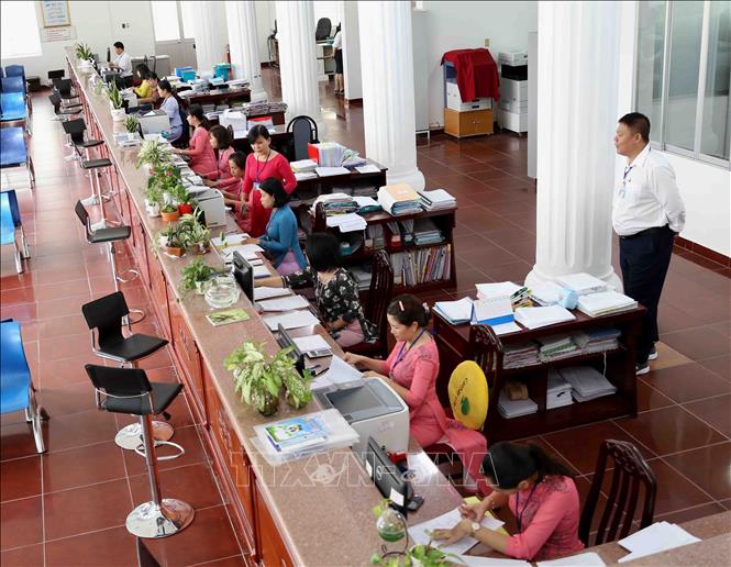 Trong ảnh: Hoạt động nghiệp vụ tại Kho bạc nhà nước thành phố Cần Thơ. Ảnh: Vũ Sinh - TTXVN
