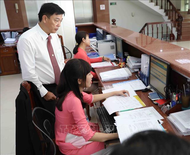 Trong ảnh: Hoạt động nghiệp vụ tại kho bạc nhà nước thành phố Cần Thơ. Ảnh: Phạm Hậu - TTXVN