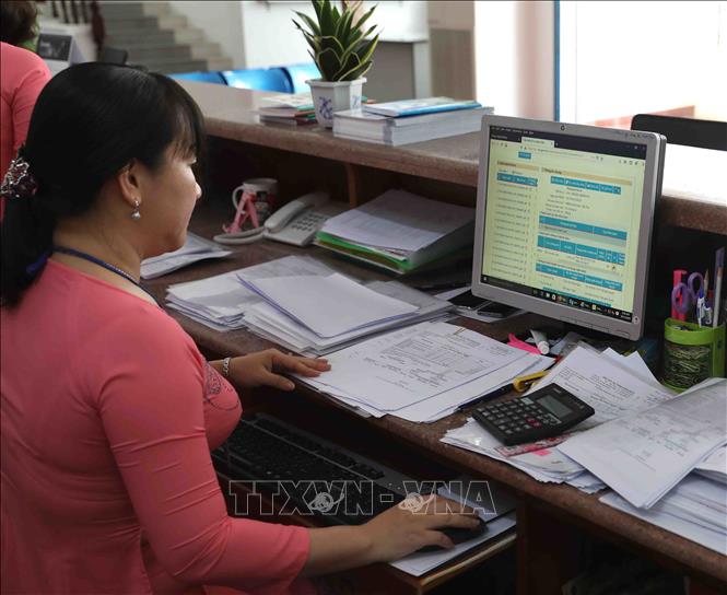 Trong ảnh: Hoạt động nghiệp vụ tại Kho bạc nhà nước thành phố Cần Thơ. Ảnh: Phạm Hậu - TTXVN