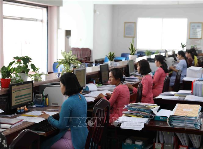 Trong ảnh: Hoạt động nghiệp vụ tại Kho bạc nhà nước thành phố Cần Thơ. Ảnh: Phạm Hậu - TTXVN
