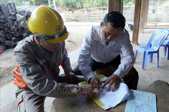 Trong ảnh: Cán bộ Công ty Điện lực Điện Biên hướng dẫn người dân ký hợp đồng sử dụng điện tại bản Hua Sin 1, xã Chung Chải. Ảnh: Phan Tuấn Anh - TTXVN