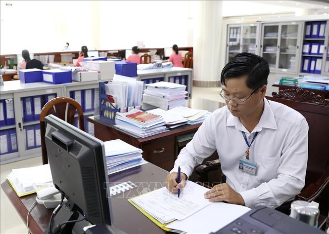 Trong ảnh: Hoạt động nghiệp vụ tại Kho bạc Nhà nước thành phố Cần Thơ. Ảnh: Phạm Hậu - TTXVN

