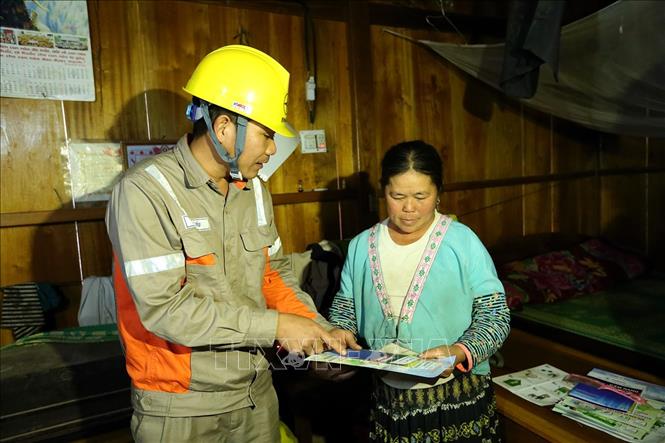 Trong ảnh: Cán bộ Công ty Điện lực Điện Biên phát tờ rơi, hướng dân cách sử dụng điện an toàn cho người dân. Ảnh: Phan Tuấn Anh - TTXVN