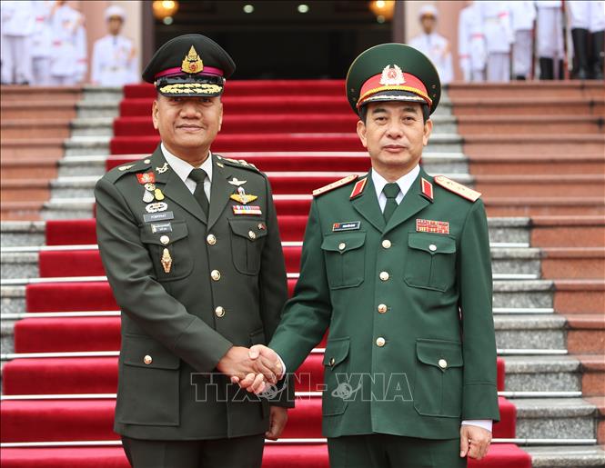 Trong ảnh: Thượng tướng Phan Văn Giang đón Đại tướng Ponpipaat Benyasri. Ảnh: Dương Giang - TTXVN