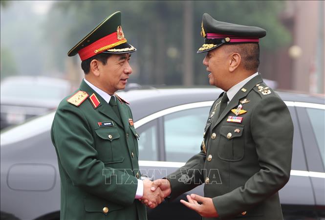 Trong ảnh: Thượng tướng Phan Văn Giang đón Đại tướng Ponpipaat Benyasri. Ảnh: Dương Giang - TTXVN