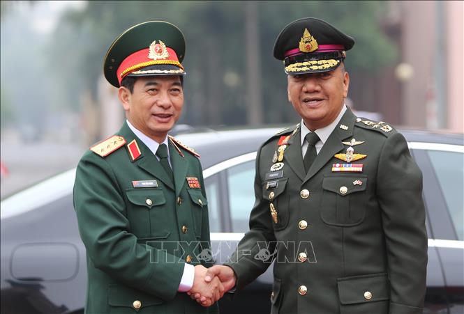 Trong ảnh: Thượng tướng Phan Văn Giang đón Đại tướng Ponpipaat Benyasri. Ảnh: Dương Giang - TTXVN