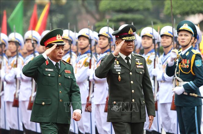 Trong ảnh: Thượng tướng Phan Văn Giang và Đại tướng Ponpipaat Benyasri duyệt đội danh dự Quân đội nhân dân Việt Nam. Ảnh: Dương Giang - TTXVN