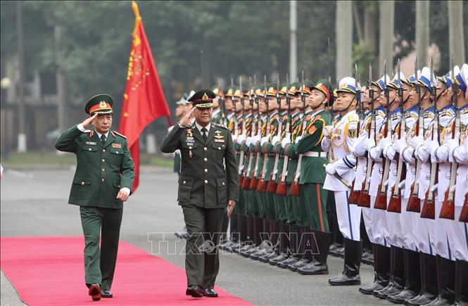 Trong ảnh: Thượng tướng Phan Văn Giang và Đại tướng Ponpipaat Benyasri duyệt đội danh dự Quân đội nhân dân Việt Nam. Ảnh: Dương Giang - TTXVN