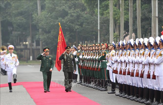 Trong ảnh: Thượng tướng Phan Văn Giang và Đại tướng Ponpipaat Benyasri duyệt đội danh dự Quân đội nhân dân Việt Nam. Ảnh: Dương Giang - TTXVN