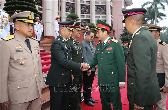 Trong ảnh: Thượng tướng Phan Văn Giang và Đại tướng Ponpipaat Benyasri gặp gỡ thành viên đoàn quân sự cấp cao hai nước. Ảnh: Dương Giang - TTXVN