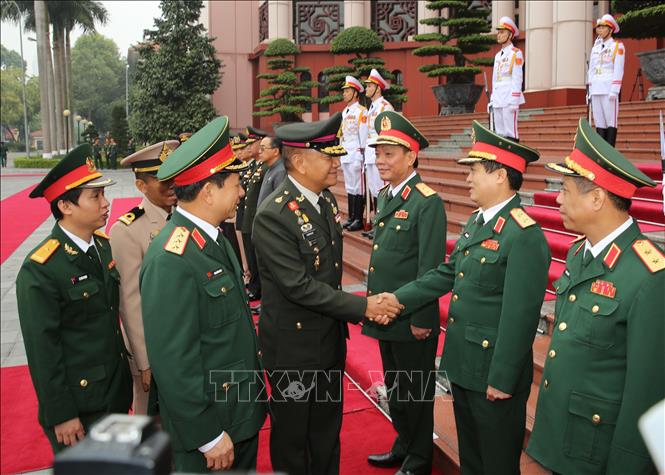 Trong ảnh: Thượng tướng Phan Văn Giang và Đại tướng Ponpipaat Benyasri gặp gỡ thành viên đoàn quân sự cấp cao hai nước. Ảnh: Dương Giang - TTXVN