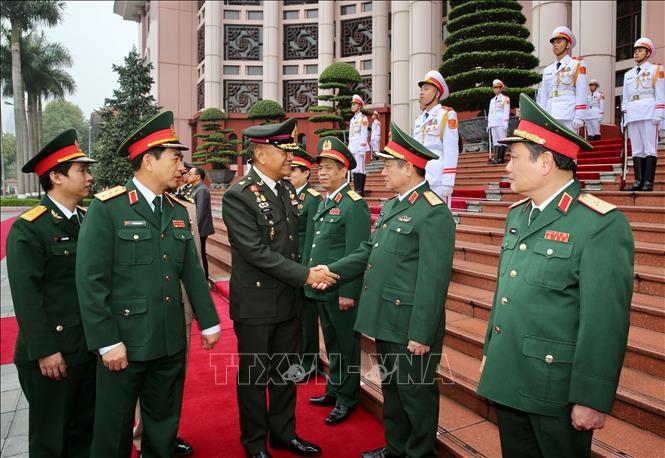 Trong ảnh: Thượng tướng Phan Văn Giang và Đại tướng Ponpipaat Benyasri gặp gỡ thành viên đoàn quân sự cấp cao hai nước. Ảnh: Dương Giang - TTXVN
