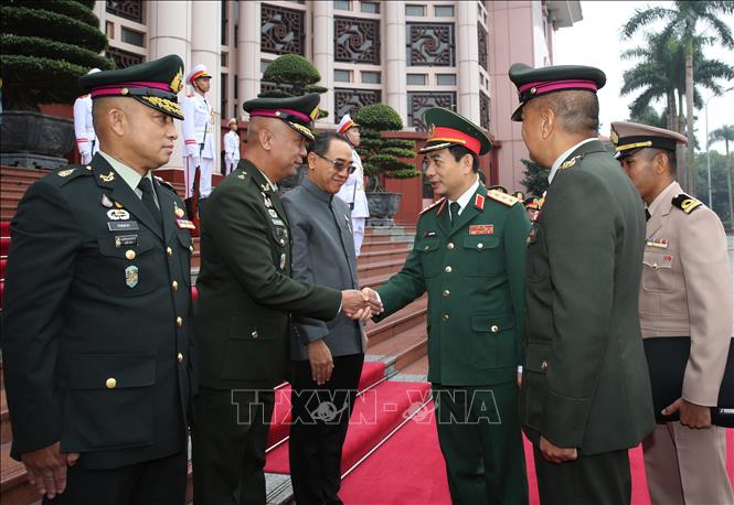 Trong ảnh: Thượng tướng Phan Văn Giang và Đại tướng Ponpipaat Benyasri gặp gỡ thành viên đoàn quân sự cấp cao hai nước. Ảnh: Dương Giang - TTXVN