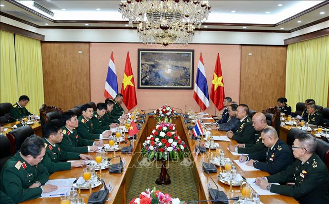 Trong ảnh: Thượng tướng Phan Văn Giang và Đại tướng Ponpipaat Benyasri cùng thành viên đoàn hai nước hội đàm. Ảnh: Dương Giang - TTXVN