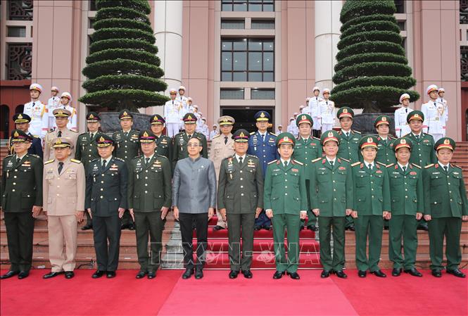 Trong ảnh: Thượng tướng Phan Văn Giang và Đại tướng Ponpipaat Benyasri cùng thành viên đoàn hai nước chụp ảnh chung. Ảnh: Dương Giang - TTXVN