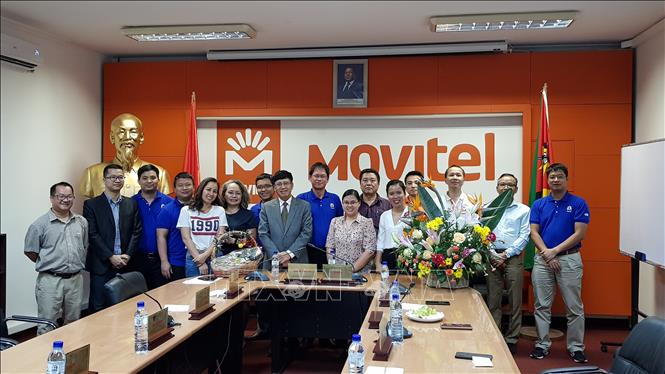 Trong ảnh: Đại diện Đại sứ quán và cộng đồng người Việt ở Mozambique chúc mừng đại diện lãnh đạo, cán bộ, chiến sỹ Công ty Movitel nhân ngày thành lập QĐND. Ảnh: Đình Lượng – TTXVN 